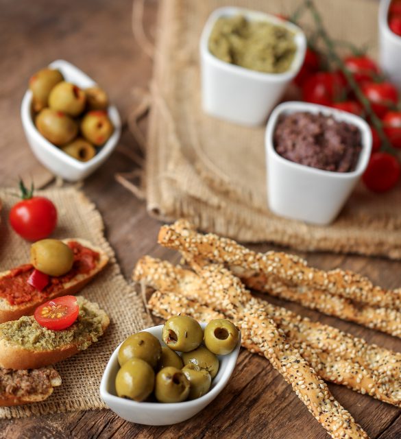 assortiment de tapenade et gressins 3