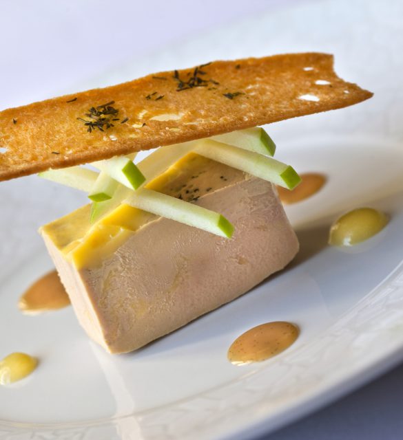 Foie gras, toast de pain grill, pomme verte Foie gras, toast de pain grill, pomme verte