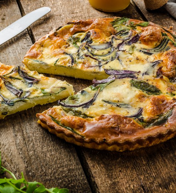Polenta quiche with red onion, spinach, mozzarella and arugula