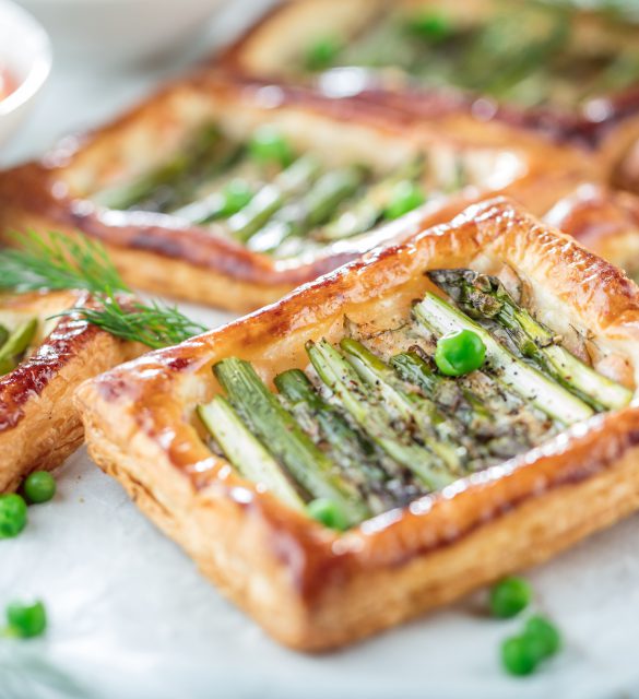 Bltertteig gebck mit spargel und lachs