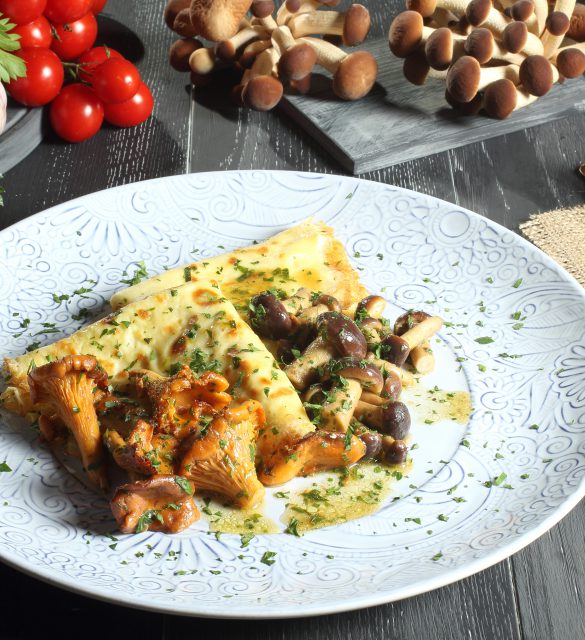 crespelle con funghi finferli sfondo grigio