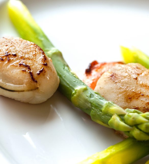 Noix de Saint-Jacques et asperges dans une assiette
