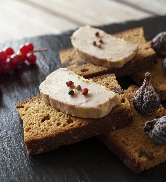 foie gras; foie; gras; foie de canard; foie d'oie; figue; airelles; figues; houx; pain d'épices; france; gastronomie; canard; oie; sud-ouest; région; aoc; ferme; fermier; bio; production; noël; aoc; bio; couper; cuisine; célébration; décoration; ferme; festivité; fête; gavage; luxe; manger; nourriture; nouvel an; nouvelle année; noël; oie; ouest; pain; pain grillé; plaisir; produit; restaurant; restauration; réveillon; sud; sud-ouest; terroir; tradition; tranche; épice; sel; poivre; menu; ardoise
