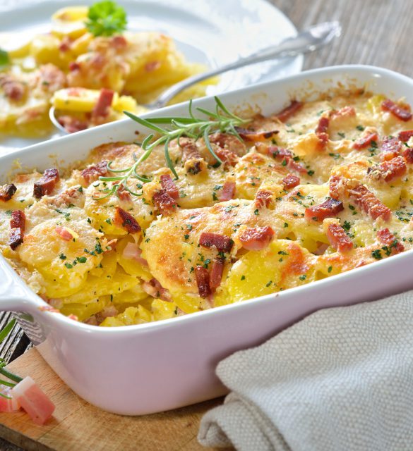 Kartoffelgratin mit Parmesan, Sahne und Sdtiroler Speck frisch aus dem Ofen -  Potato gratin with parmesan cheese, cream and cured bacon from South Tyrol
