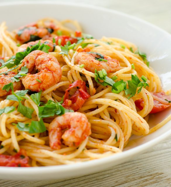 Spaghetti con gamberetti, pomodoro e prezzemolo Spaghetti con gamberetti, pomodoro e prezzemolo